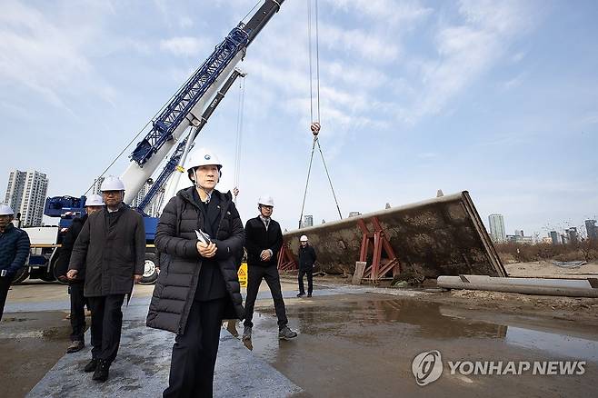 금강 세종보 점검하는 한화진 환경부 장관 (세종=연합뉴스) 김주형 기자 = 한화진 환경부 장관이 29일 오전 세종시 대평동에 있는 금강 세종보를 찾아 정상화를 위한 정비 계획 등을 점검하고 있다. 2023.11.29 [환경부 제공. 재판매 및 DB 금지] kjhpress@yna.co.kr