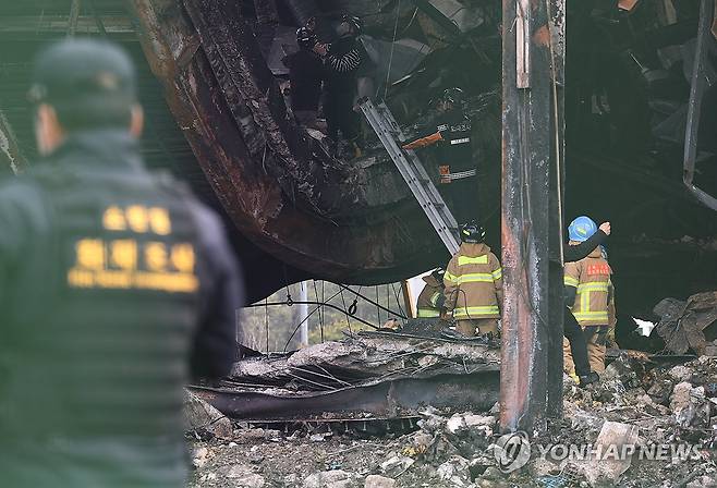 경북 문경 육가공 공장 화재 현장 점검 (문경=연합뉴스) 박세진 기자 = 1일 경북 문경시 육가공 공장 화재 현장에서 건축구조기술사와 소방 관계자들이 감식 진행 여부를 결정하기 위해 건물 구조물 상태를 점검하고 있다. 2024.2.1 psjpsj@yna.co.kr