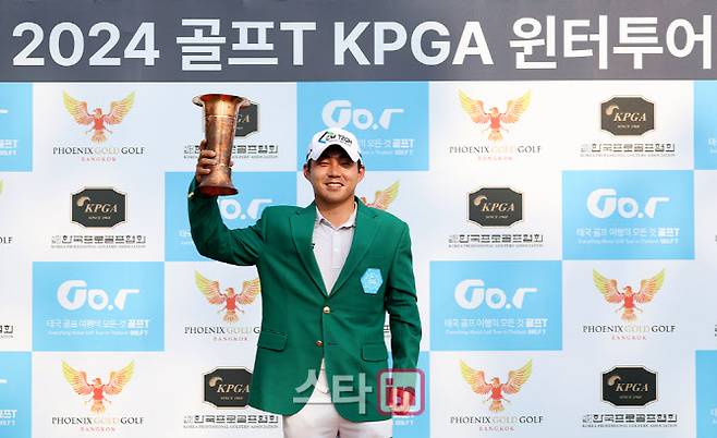 김상현이 KPGA 골프T 윈터투어 2회 대회에서 우승한 뒤 트로피를 들어 올리고 있다. (사진=KPGA)