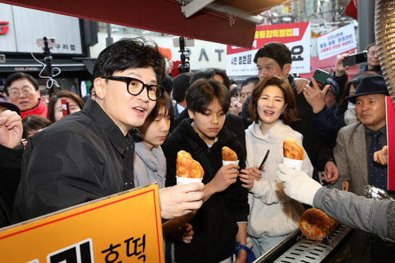 구리전통시장서 호떡 구입한 한동훈 위원장 〈사진=공동취재〉