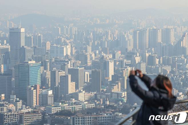 지난 1월31일서울 중구 남산에서 바라본 도심이 뿌옇게 흐린 모습을 나타내고 있다. 2024.1.31/뉴스1 ⓒ News1 민경석 기자