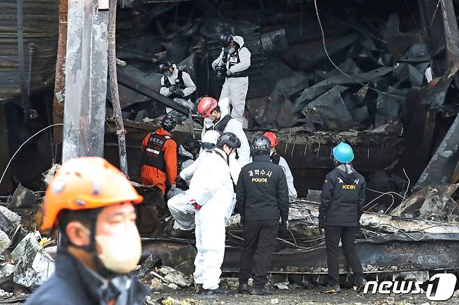 소방관 2명이 순직한 경북 문경시 신기동 육가공 공장 화재 현장에서 2일 오전 화재 원인을 밝히기 위한 합동감식이 진행된 가운데 소방청, 경북경찰청 과학수사대, 국립과학수사연구원 등 10개 기관 합동감식반이 화재 당시 고립됐던 소방관이 발견된 지점 주변을 집중적으로 살펴보고 있다. 2024.2.2/뉴스1 ⓒ News1 공정식 기자