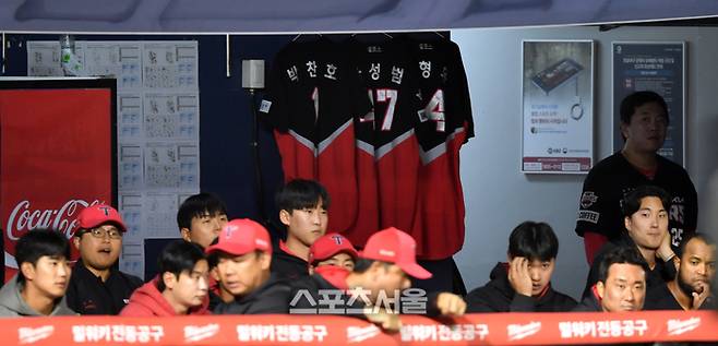 박찬호의 부상으로 6일 잠실구장에서 열린 2023 프로야구 LG트윈스와 KIA타이거즈의 경기 KIA 더그아웃에는 유니폼 하나가 더 들어났다. 부상으로 함께 하지 못하는 나성범, 최형우, 박찬호의 유니폼이 그들을 대신하고 있다.2023.10.06.  강영조기자 kanjo@sportsseoul.com