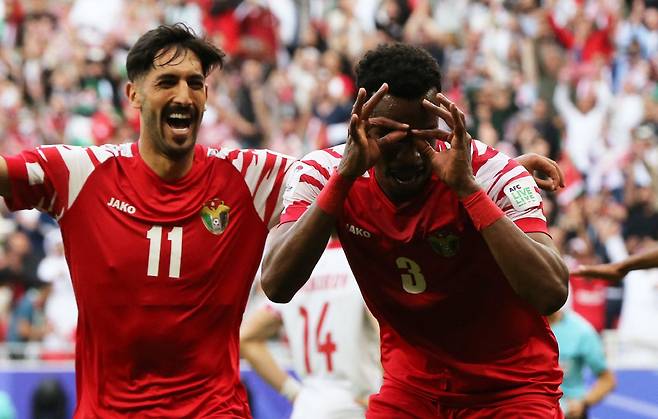 Soccer Football - AFC Asian Cup - Quarter Final - Tajikistan v Jordan - Ahmad bin Ali Stadium, Al Rayyan, Qatar - February 2, 2024 Jordan's Abdallah Nasib celebrates after Tajikistan's Vakhdat Khanonov scores an own goal and Jordan's first REUTERS/Ibraheem Al Omari







<저작권자(c) 연합뉴스, 무단 전재-재배포, AI 학습 및 활용 금지>