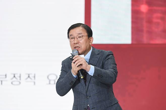 남석관 베스트인컴 회장이 작년 12월 '2024 대한민국 재테크 박람회'에서 강연하고 있다./포토그래퍼 이정림