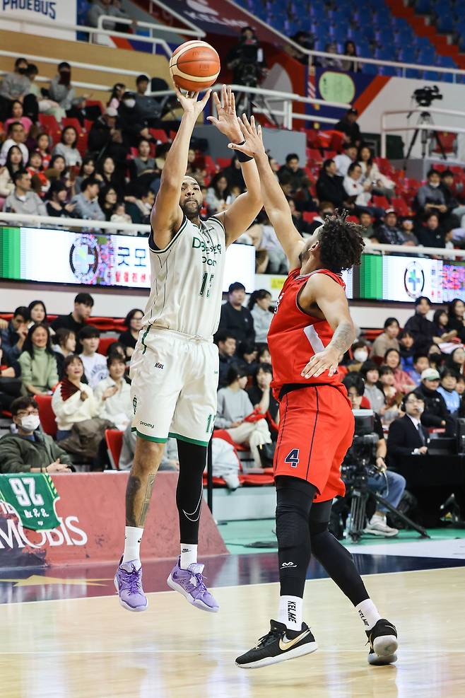 DB의 디드릭 로슨이 2일 현대모비스전에서 슛을 시도하고 있다. /KBL