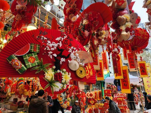 지난달 27일 베트남 하노이 항마거리에 음력설 뗏 장식이 걸려 있다. 하노이=허경주 특파원