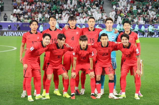 대한민국 축구대표팀이 30일(현지시간) 카타르 알라이얀 에듀케이션 시티 스타디움에서 열린 2023 아시아축구연맹(AFC) 카타르 아시안컵 16강전 대한민국과 사우디아라비아의 경기에 앞서 기념촬영을 하고 있다. 알라이얀=뉴스1