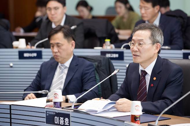 <yonhap photo-3348="">이종호 과학기술정보통신부 장관이 지난달 30일 서울 중구 서울중앙우체국에서 열린 '제2차 새로운 디지털 질서 정립 관계 부처 회의'에서 디지털 질서 정립 추진 방안을 논의하고 있다. 과학기술정보통신부 제공</yonhap>