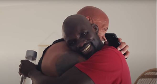 집을 선물 받고 기뻐하는 고림보.&nbsp; &nbsp; 사진=유튜브 화면 캡처