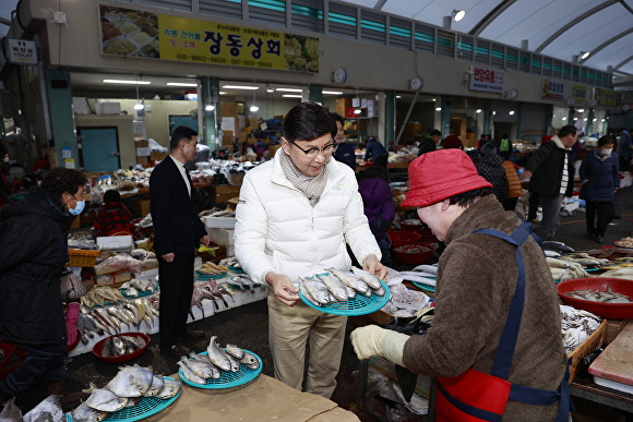 김철우 보성군수가 설 명절을 맞이해 관내 전통시장을 찾아 상인들고 소통하고 있다 [사진=보성군]