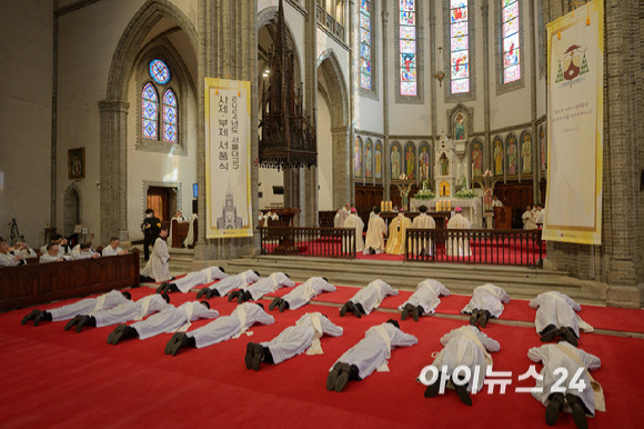 2일 서울 중구 명동대성당에서 열린 '2024년 천주교 서울대교구 사제 서품식'에서 수품자들이 부복 기도를 올리고 있다. [사진=사진공동취재단]