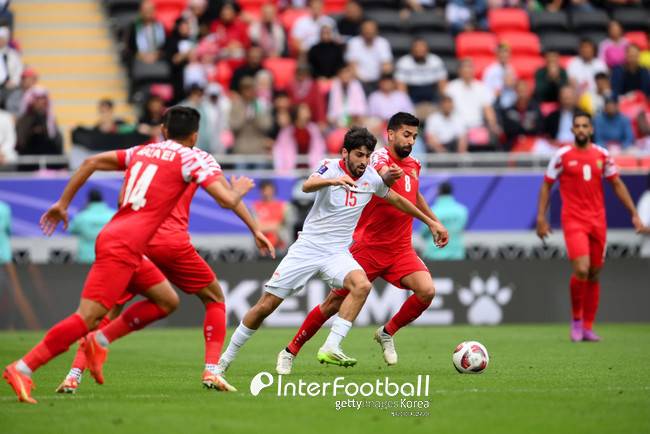 [사진=게티이미지]&nbsp;요르단은 2일 오후 8시 30분(한국시간) 카타르 알라이얀에 위치한 아흐마드 빈 알리 스타디움에서 타지키스탄과의 2023 아시아축구연맹(AFC) 아시안컵 8강전에서 1-0으로 승리하며 8강에 올랐다. 요르단은 대한민국, 호주 대결 승자와 결승 티켓을 놓고 격돌하게 됐다.&nbsp;