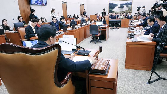 1일 국회에서 열린 농림축산식품해양수산위원회 전체회의에서 소병훈 위원장(가운데)이 의사봉을 두드리고 있다. 연합뉴스