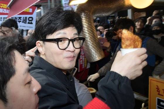 한동훈 국민의힘 비상대책위원장이 설 명절을 앞둔 2일 오후 경기도 구리시 구리전통시장을 찾아 호떡을 구매하고 있다. 뉴스1