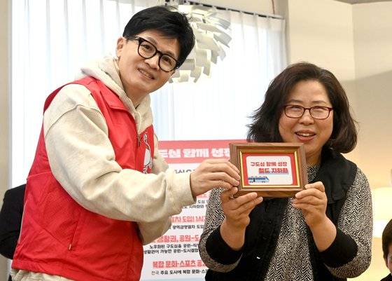 한동훈 국민의힘 비상대책위원장이 지난달 31일 오후 수원시의 한 카페에서 철도 지하화 관련 공약 발표 등 지역 주민의 애로 사항을 청취하고 있다. 전민규 기자