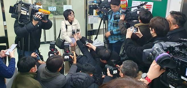 지난달 17일 서울 양천구 방송통신심의위원회에서 김유진 전 위원이 해촉건의안이 상정된 전체회의에 들어가기 전 기자들에게 입장을 표명하는 모습. /박성동 기자