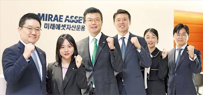 ‘2024 대한민국 펀드대상’ 종합대상을 받은 미래에셋자산운용 최창훈 부회장(왼쪽 세 번째)과 이준용 부회장(네 번째)이 직원들과 1일 서울 청진동 본사에서 파이팅을 외치고 있다.    /이솔 기자