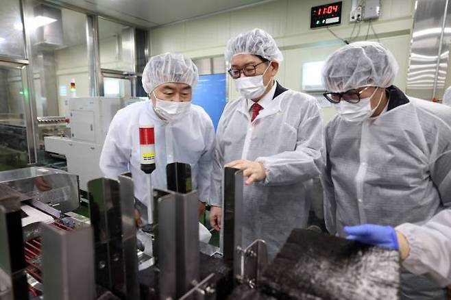 2일 목포 대양산업단지 김 생산기업을 찾아가 가공 현장을 살펴보는 고광효 관세청장. 관세청 