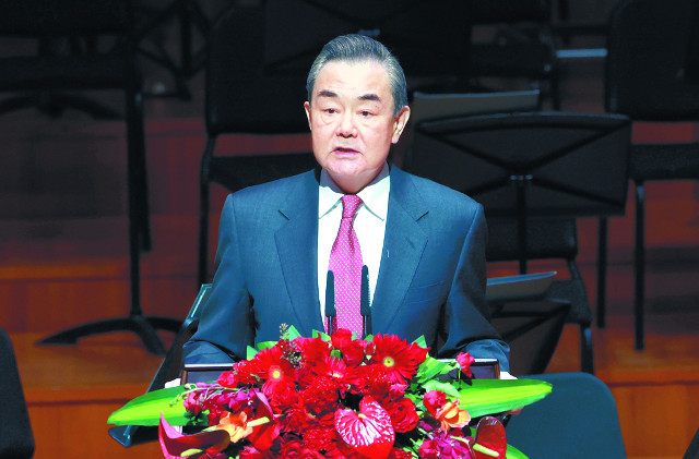 왕이 중국공산당 중앙외사판공실 주임 겸 외교부장이 지난 31일 베이징 국가대극원에서 신년 리셉션을 열고 축사를 하고 있다. 신화뉴시스