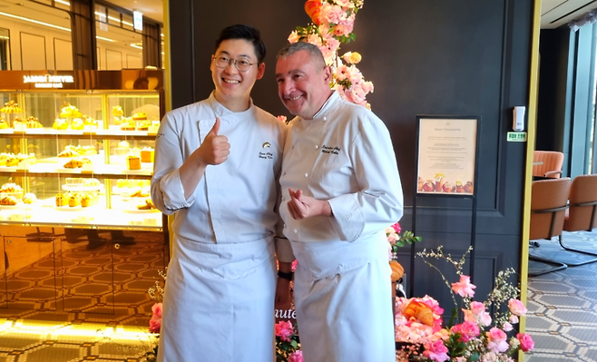 김용호 소피텔 앰배서더 서울 페이스트리 셰프와 미카엘 로빈 소피텔 앰배서더 총주방장이 기념사진을 촬영하고 있다 / 사진=김혜성 여행+ 기자