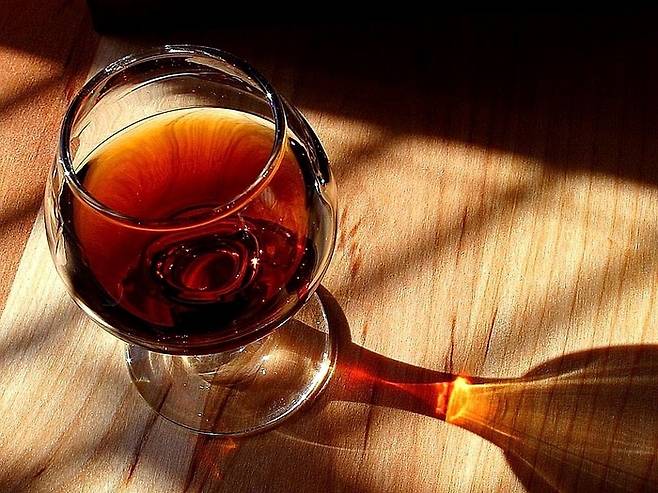 포트 와인은 포도를 발효한 뒤 주정, 즉 브랜디를 첨가한 와인입니다. [사진 출처 = 픽사베이]