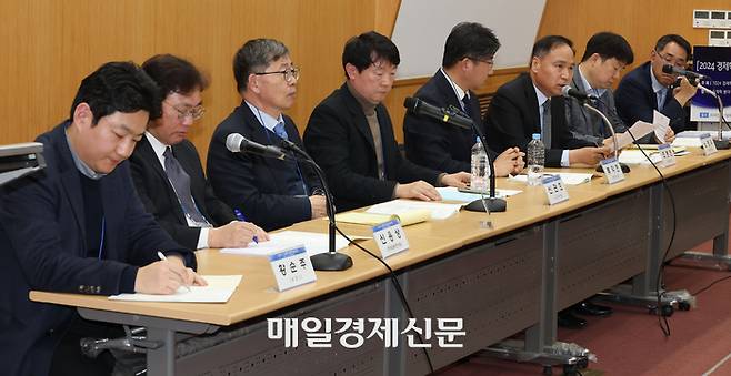 2일 서울대에서 열린 2024 경제학 공동학술대회 ‘한국의 부채 문제’ 세션에서 참석자들이 토론하고 있다. 왼쪽부터 황순주 한국개발연구원 연구위원, 신용상 한국금융연구원 선임연구위원, 김홍기 한남대 교수, 신관호 고려대 교수, 류덕현 중앙대 교수, 조봉현 IBK경제연구소 선임연구위원, 노영우 매일경제 국제경제전문기자, 장정수 한국은행 금융안정국장. [이충우 기자]