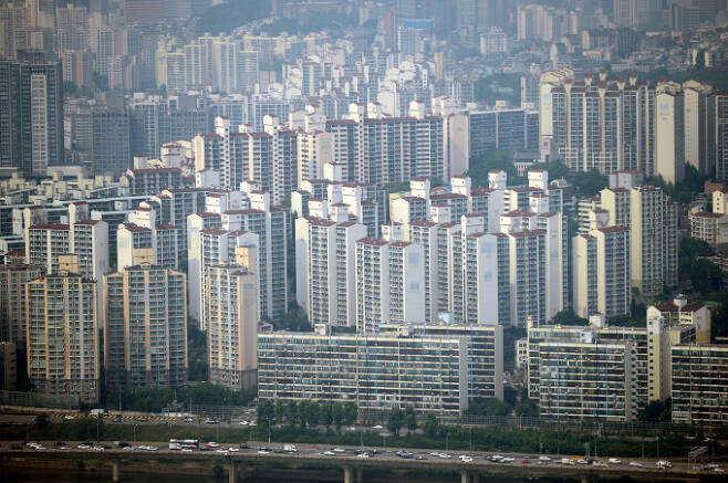 이달 전국 아파트 분양 물량이 역대 최다인 3만 가구로 집계됐다. 사진은 서울시내 한 아파트 밀집 지역. /사진=뉴시스