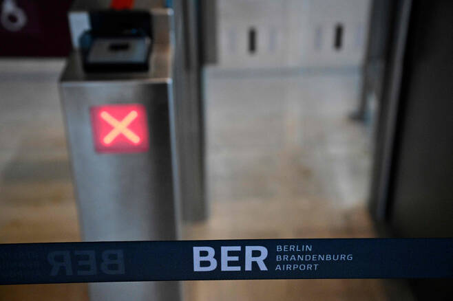 1일(현지시간) 독일 브란덴부르크 공항에서 게이트 진입이 닫힌 모습. 독일 공항 연맹은 독일에서 프랑크푸르트 공항을 포함한 11개 공항과 수도 베를린에서 최소 1100편의 항공편이 취소됐다고 밝혔다. [AFP]