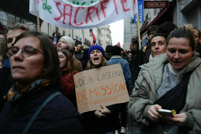 1일(현지시간) 프랑스 파리에서 교사 노조가 임금 인상, 업무 부담 해결 등을 요구하며 파업을 벌이고 있다. [AFP]
