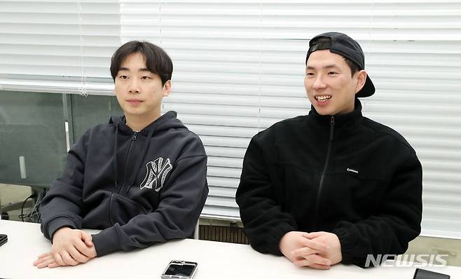 [서울=뉴시스] 김혜진 기자 = 코미디 유튜브 크리에이터 '싱글벙글' 팀 김두현, 최지명이 지난달 19일 서울 마포구 인근에서 뉴시스와 인터뷰를 하고 있다. 2024.02.02. jini@newsis.com