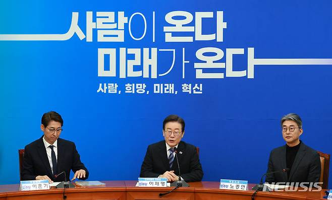 [서울=뉴시스] 고범준 기자 = 이재명 더불어민주당 대표가 2일 오전 서울 여의도 국회에서 열린 13·14차 인재영입식에서 발언하고 있다. 2024.02.02. bjko@newsis.com