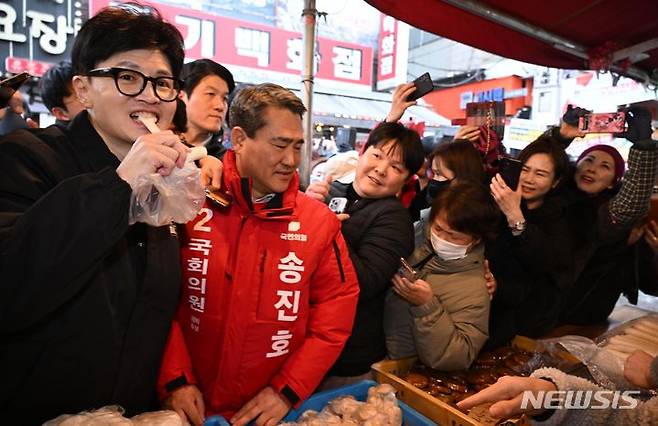 [구리=뉴시스] 권창회 기자 = 한동훈 국민의힘 비상대책위원장이 설 명절을 앞둔 2일 오후 경기도 구리시 구리전통시장을 찾아 떡을 시식하고 있다. (공동취재) 2024.02.02. photo@newsis.com