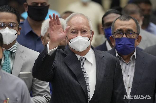 [AP/뉴시스] 나집 라작 전 말레이시아 총리의 첫 부패 재판 12년형이 반으로 경감되었다. 사진이 2022년 8월 이 재판의 최종 항고심에 도착하는 모습.
