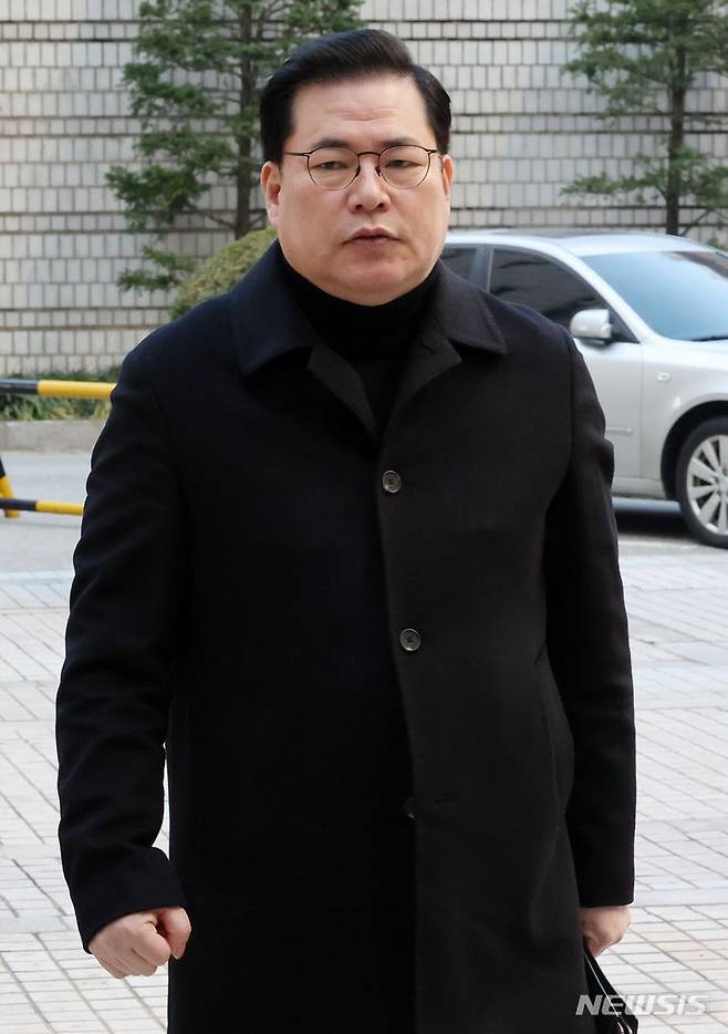 [서울=뉴시스] 조성우 기자 = 유동규 전 성남도시개발공사 본부장이 4일 오전 서울 서초구 서울중앙지방법원에서 열린 대장동 개발 배임 혐의 관련 공판에 출석하고 있다. 2023.12.04. xconfind@newsis.com