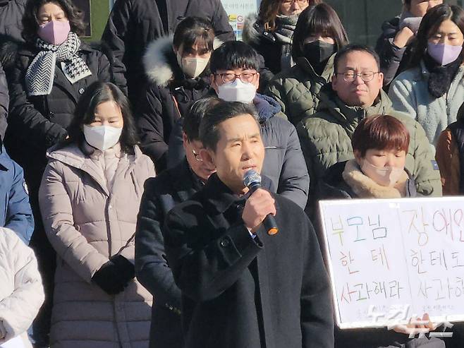 오태원 부산 북구청장이 지난 달 24일 장애인 부모 단체가 개최한 기자회견에서 공개 사과를 하고 있다. 정혜린 기자