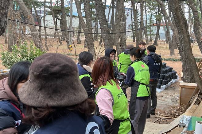 포항시여자단기청소년쉼터(소장 이영옥)가 최근 포항시 남구 송도동에서 연탄나눔 봉사활동을 펼쳤다. 포항시여자단기청소년쉼터 제공