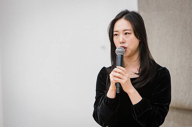 발언하는 김한솔 작가 (서울=연합뉴스) 뮤지컬 '여기, 피화당'의 김한솔 작가가 지난달 25일 서울 종로구 대학로 예술가의집에서 열린 '2023 공연예술창작산실 올해의 신작' 3차 기자간담회에서 발언하고 있다. 2024.1.25 [한국문화예술위원회 제공. 재판매 및 DB 금지] photo@yna.co.kr