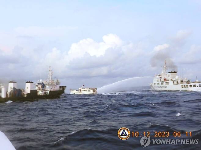 필리핀 선박 향해 물대포 발사하는 중국 해경 [EPA 연합뉴스 자료사진. 재판매 및 DB 금지]