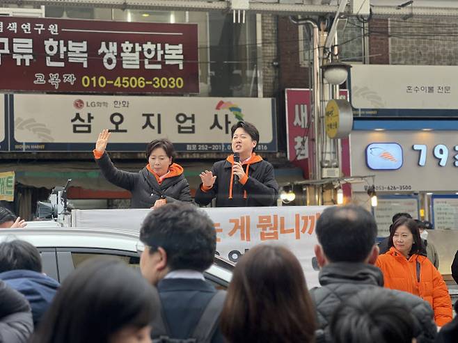 개혁신당의 이준석(오른쪽) 대표와 양향자 원내대표가 3일 대구 서문시장 앞에서 정책을 홍보하고 있다. (사진=개혁신당)