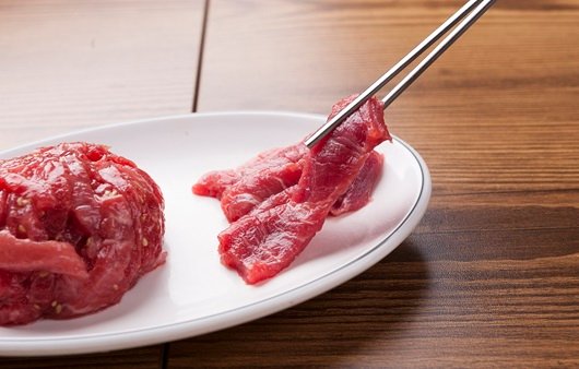 익히지 않은 고기는 E형 간염 바이러스 감염 위험을 높인다ㅣ출처: 게티이미지뱅크