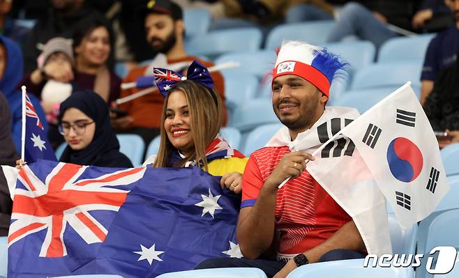 2일(현지시간) 카타르 알와크라 알자누브 스타디움에서 열린 2023 아시아축구연맹(AFC) 카타르 아시안컵 8강전 호주와 대한민국의 경기에서 해외 축구팬들이 태극기와 호주 국기를 펼치고 열띤 응원을 하고 있다. 2024.2.3/뉴스1 ⓒ News1 김성진 기자
