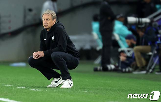 대한민국 위르겐 클린스만 감독이 2일(현지시간) 카타르 알와크라 알자누브 스타디움에서 열린 2023 아시아축구연맹(AFC) 카타르 아시안컵 8강전 호주와 대한민국의 경기에서 그라운드를 바라보고 있다. 2024.2.3/뉴스1 ⓒ News1 김성진 기자