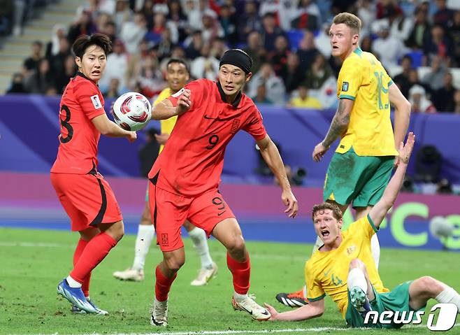 대한민국 조규성이 2일(현지시간) 카타르 알와크라 알자누브 스타디움에서 열린 2023 아시아축구연맹(AFC) 카타르 아시안컵 8강전 호주와 대한민국의 경기에서 찬스를 맞이하고 있다. 2024.2.3/뉴스1 ⓒ News1 김성진 기자