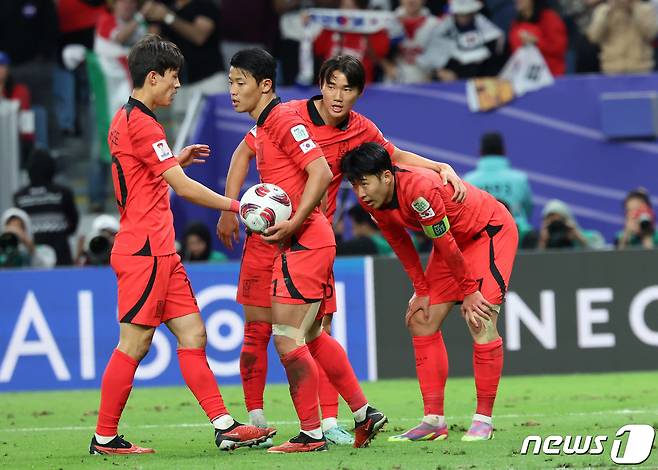 대한민국 선수들이 2일(현지시간) 카타르 알와크라 알자누브 스타디움에서 열린 2023 아시아축구연맹(AFC) 카타르 아시안컵 8강전 호주와 대한민국의 경기에서 페널티킥을 얻어낸 손흥민을 격려하고 있다. 2024.2.3/뉴스1 ⓒ News1 김성진 기자