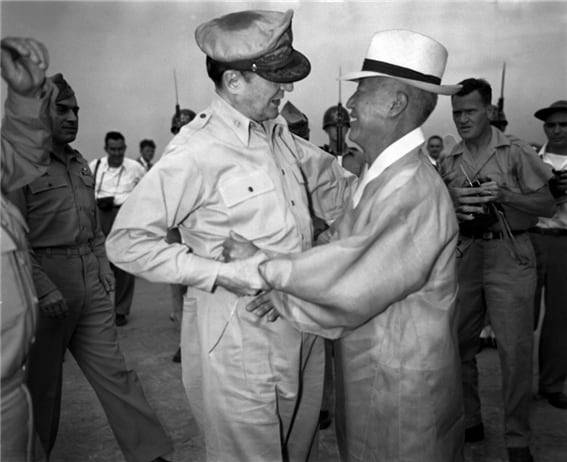이승만 전 대통령과 미 극동군 사령관 맥아더 장군의 만남. 1948년 8월 김포 공항 추정. 동경에 있던 맥아더 장군 내외는 1948년 8월 15일 대한민국 건국 기념행사에 참가하기 위해 서울로 갔다. 이때가 맥아더의 한국 첫 방문이었다. /공공부문