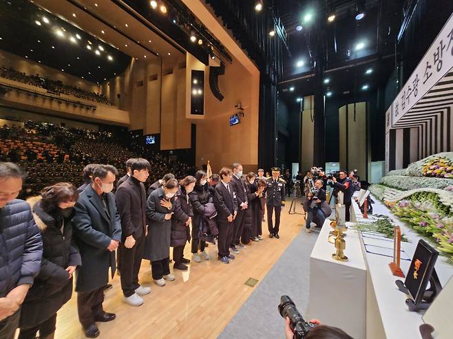 3일 오전 경북 문경소방서 분향소에서 고 김수광 소방장과 고 박수훈 소방교의 유족들이 애도하고 있다. /권광순 기자