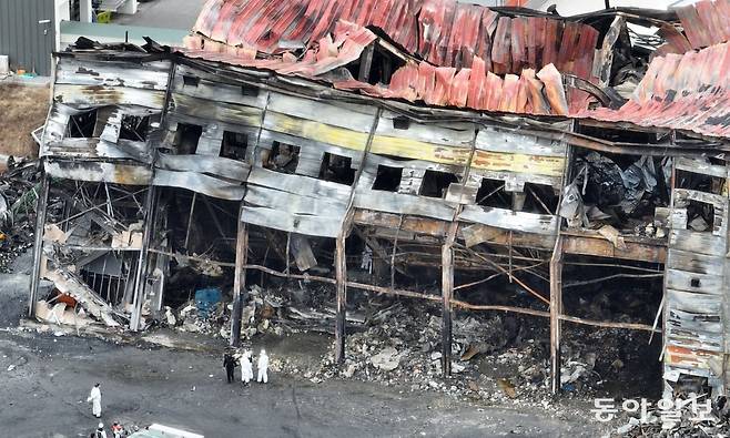 소방관 2명이 순직한 경북 문경시 육가공 공장 화재 현장에서 2일 국립과학수사연구원과 경찰, 소방당국 등이 합동감식을 벌였다. 
합동감식에 투입된 관계자들이 불에 타버린 건물 잔해를 살펴보고 있다. 문경=박형기 기자 oneshot@donga.com