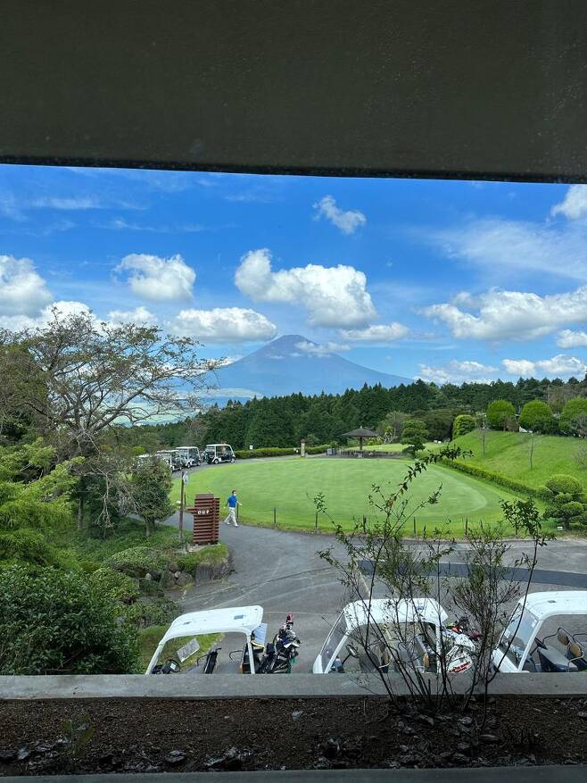 일본 후지산 인근의 한 골프장. 저 멀리 후지산이 보인다. 사진=김경민 도쿄특파원