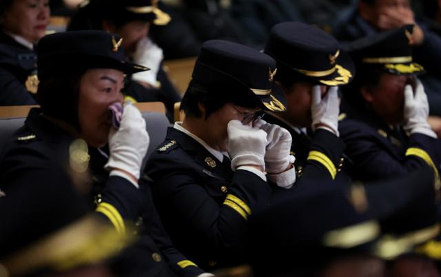 3일 오전 경북도청 동락관에서 엄수된 고 김수광 소방장과 박수훈 소방교의 영결식에서 동료 소방관들이 눈물을 흘리고 있다. 뉴시스